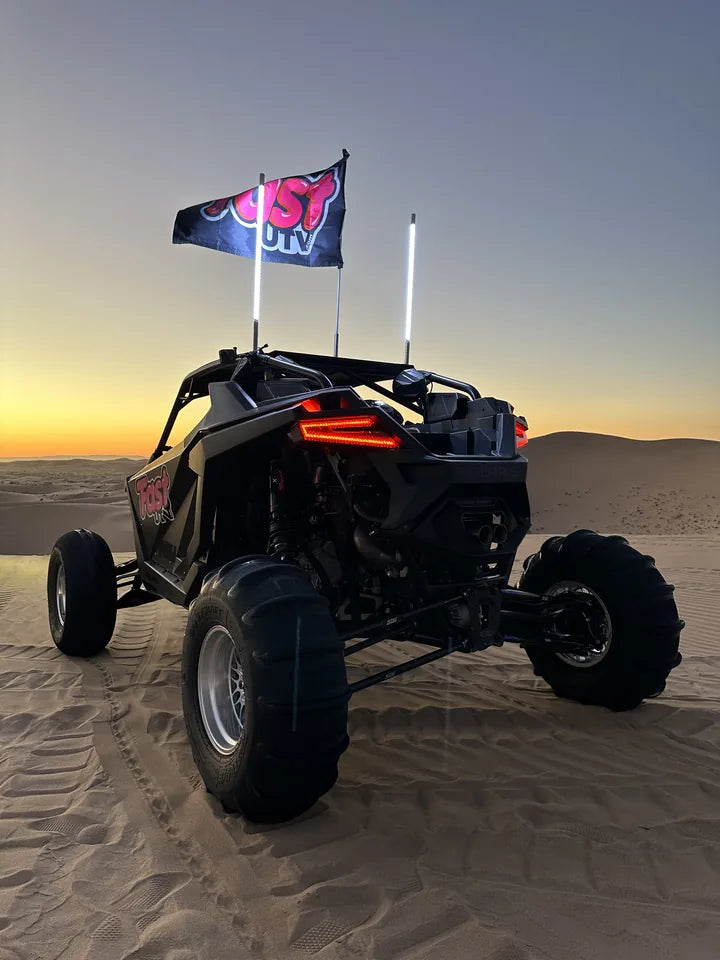 Vista trasera de un vehículo FastUTV al atardecer